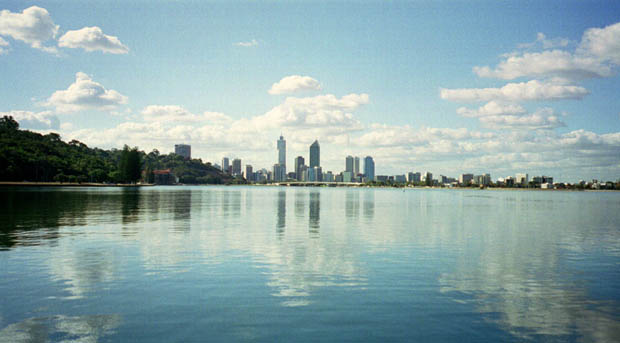 Perth skyline set fra Swan river.