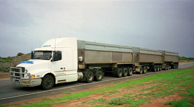'Road Trains' kalder australierne disse lastbiler med 3 (eller 4) trailere.