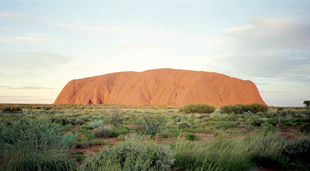 Ayers Rock, eller Uluru som 'stenen' rigtigt hedder. Det tager over en time at gå rundt om Uluru (ca. 10km) og den er ca. 300m høj.